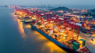 Blick auf den nächtlichen Hafen von Shanghai. Auch wenn es die Exporte aus der zweitgrößten Volkswirtschaft der Welt weiter wachsen, geschieht das laut Berichten nicht so flott, wie zunächst vermutet. Auch kämpft das Land mit inneren und äußeren Problemen ... (Bild: S. Chuong)
