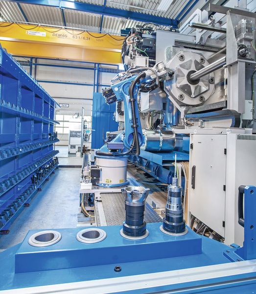 Das automatische Werkzeugwechselsystem samt Kuka-Knickarmroboter KR60 hat Weingärtner platzsparend an der Maschinenrückseite positioniert. Der Roboter bestückt ein Zwischenmagazin. (Bild: Weingärtner)