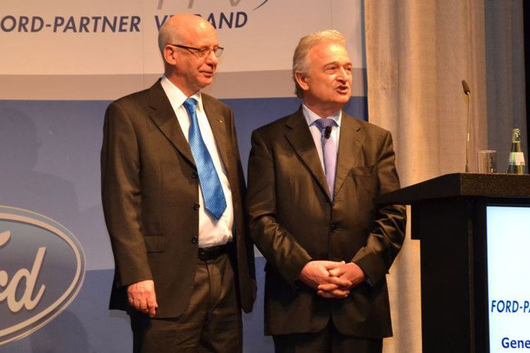 Volker Reichstein verabschiedet den langjährigen Schatzmeister und Beiratsmitglied ulrich Lauff. (Foto: Mauritz)