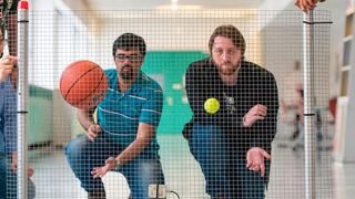 In Versuchsreihen simulierte das Team an Zäunen etliche Arten von Störungen, wie hier mit Bällen.  (Bild: Oliver Dietze)