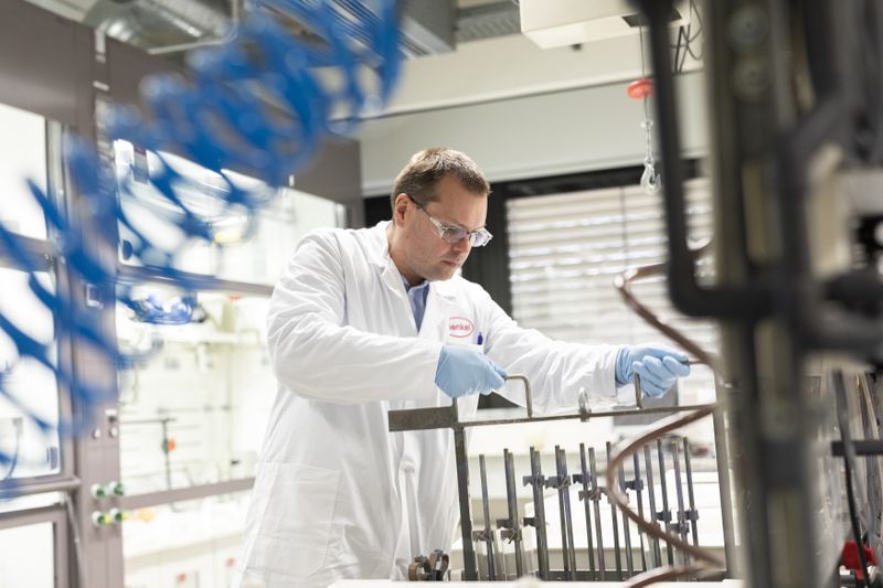 Henkel research in action: The development of Bonderite M-AD 2000A demonstrates how targeted additives can make anodizing processes more energy-efficient, sustainable, and economical.(Source:  Henkel)