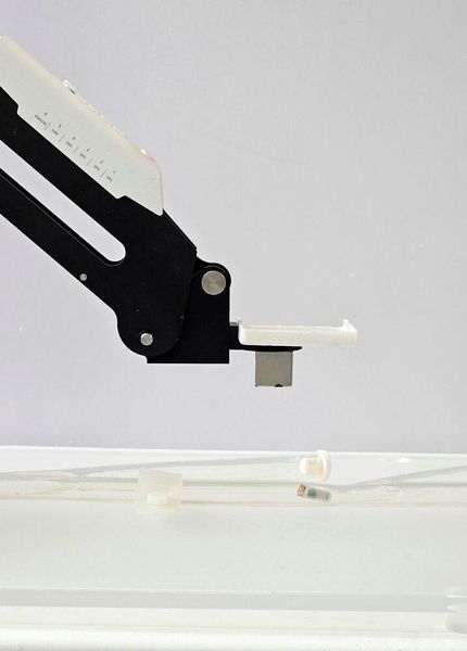 Während die Bio-Tinte austritt, wird die Kapsel präzise von einem externen Magneten gesteuert, der an einem Roboterarm montiert ist — ähnlich wie beim Steuern mit einem Joystick. (Bild: EPFL)