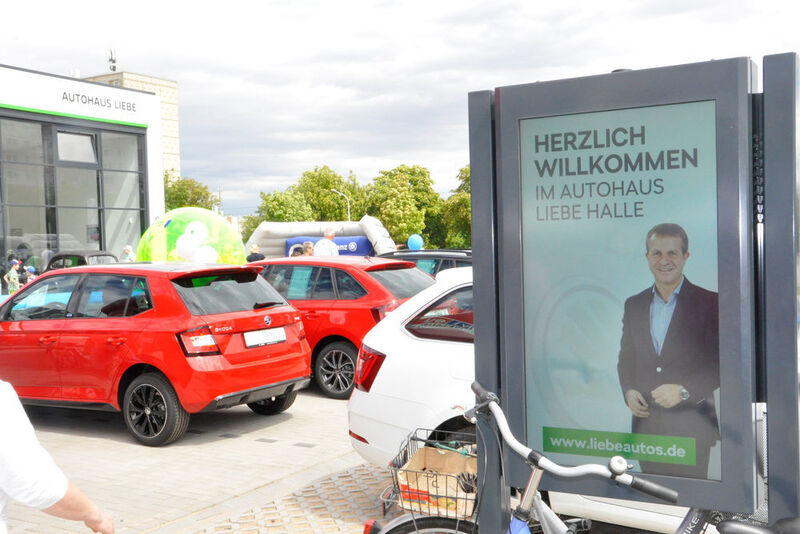 Autohaus-Chef Thomas Peckruhn begrüßte die Eröffnungsgäste von einem neuen elektronischen Display aus. (Grimm / »kfz-betrieb«)