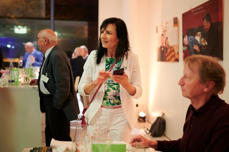 Impressionen vom ELEKTRONIKPRAXIS Frühlingsfest 2023 im Ketterer Kunst mit der Verabschiedung von Johann Wiesböck.  (Bild: © EYE AM CHRIS)