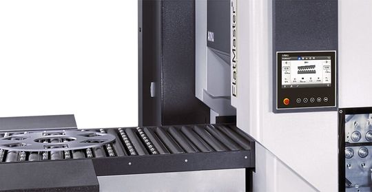 Eine Blechbearbeitung wird effizienter, wenn die Bleche anfangs eine Richtmaschine durchlaufen.(Bild:  Arku)