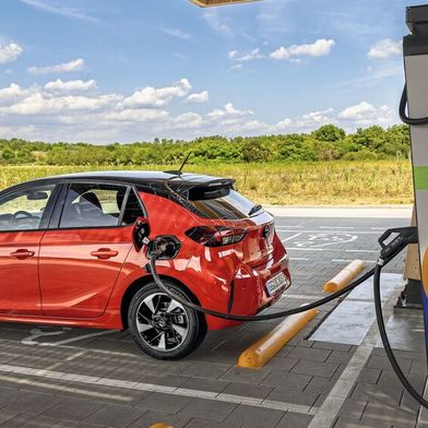Bei einem gebrauchten Opel Corsa Electric lag die Reichweite 20 bis 30 Prozent unter Herstellerangabe. Ist das ein Sachmangel? Das OLG Celle sagt nein. (Bild: Stellantis)