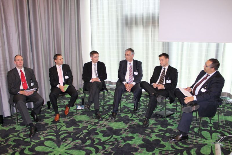 Wo steht die Verwaltung bei der Integraion von Mobility? Das war eine der Fragen des Panels rund um Univ.-Prof. Dr. Helmut Krcmar von der TU München (r.). Weitere Panelists: Andreas Benstem, Wirtschaftsbetriebe Duisburg; Hagen Hupperts, Charité Berlin; Martin Lehrer, Städtischer Gemeindebund NRW; Dr. Alberto Kohl, Hessische Zentrale für Datenverarbeitung und Dr. Thomas Ortseifen, Stadt Wiesbaden. (Vogel IT-Medien)