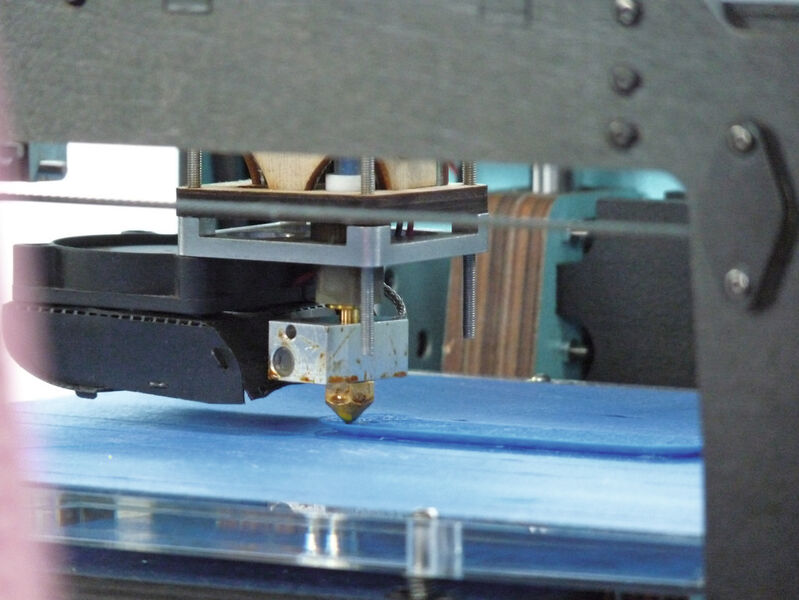 Die günstigen Drucker arbeiten meist im Fused Deposition Modeling-Verfahren, indem drahtförmiges Kunststoffmaterial verflüssigt wird. (Bild: Michel)