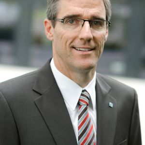„Die Nachwuchsförderung in Sachen Schleiftechnik ist ein harter Kampf mit anderen, den Schulabgängern oft bekannteren Berufsbildern, aus der deutschen Industrielandschaft“, so Wilfried Saxler, Geschäftsführer des FDPW.
