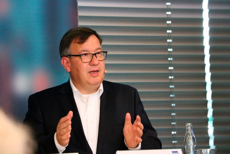 Thomas Spitzenpfeil, CFO/CIO der Carl Zeiss AG: „Mit Adamos arbeiten starke Partner auf Augenhöhe daran, die digitale Vernetzung voranzutreiben.“ (Sonnenberg)