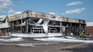 Bei Merbag in Wittlich kam es zu einem Großbrand. (Bild: picture alliance/dpa | Harald Tittel)