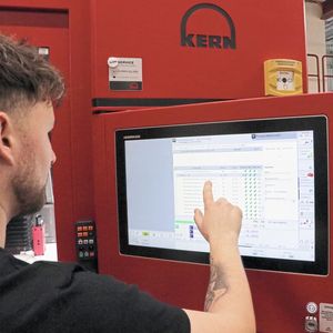 Polymechaniker Kevin Riccius schreibt seine Bauteilprogramme und setzt diese anschliessend in den Batch-Prozess-Manager der Heidenhain-Steuerung «TNC 640». Damit wird die Laufzeit während des automatisierten Fertigungsprozesses deutlich verkürzt.(Bild:  kk-PR)