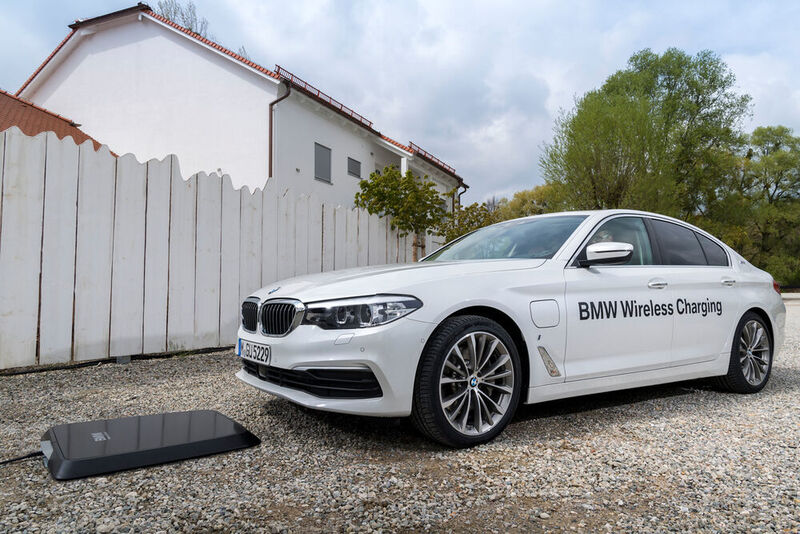 BMW bietet für den Plug-in-Hybrid 530e i-Performance ab sofort ein System zum kabellosen Laden an. (BMW)