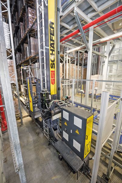 Aufgrund des hocheffizienten Drehstromasynchronmotors mit Energierückspeisung sowie des Einsatzes eines Gegengewichts im Mast sparen die SSI Schäfer Exyz im Vergleich zu herkömmlichen Regalbediengeräten bis zu 25 Prozent Energie ein. (Bild: SSI Schäfer)