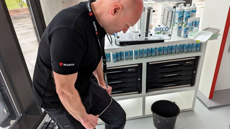 Um zu den unzugänglich eingebauten Verdampfern vorzudringen, enthält das Set von Airco Well eine biegsame Sprühlanze. (Bild: Rosenow – VCG)