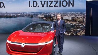 „Was die Energiewirtschaft da machen will, führt unsere ganze Elektrifizierungsstrategie ad absurdum“, sagte er. Es sei nicht sinnvoll, Elektroautos auf die Straße zu bringen, wenn der Strom für sie aus Kohle stamme: „Dann fahren wir mit Kohle statt Erdöl und produzieren mehr CO2 als heute.“ (VW)