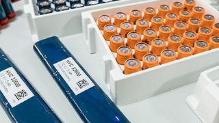 Im Rahmen des Forschungsprojekts Fast-Storage-BW II haben Wissenschaftler gemeinsam mit Partnern aus der Industrie einen neuen Hybridspeicher entwickelt: Die sogenannten Powercaps sollen die Vorteile von Batterien mit denen eines Kondensators vereinen und so das Verfahren der Energierückgewinnung ermöglichen. (Fraunhofer-IPA)