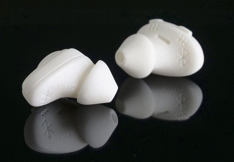 In-ear-Kopfhörer sind eine beliebte Anwendung für technische Keramik aus dem 3D-Drucker. Xjet stellt sie aus Zirkonoxid her. (Xjet)