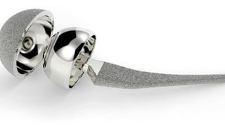 Der Femurkopf dieser Hüftprothese wurde auf Maschinen von Reco und Bula geschliffen (MR430) und poliert (Poligo B1). (Bild: Recomatic)