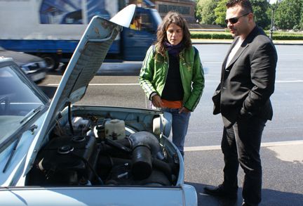 Nach 60 Jahren gibt auch ein Trabi mal den Geist auf… Kritischer Blick von „Guide“ und Zafer Büyükbayraktar  unter die Motorhaube des liegengebliebenen Trabis (Archiv: Vogel Business Media)