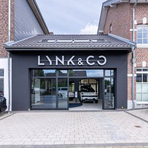 Der neu eröffnete Lynk & Co-Showroom vom Autohaus Bischof in Übach-Palenberg. (Bild: SEBASTIAN FIEBAK)