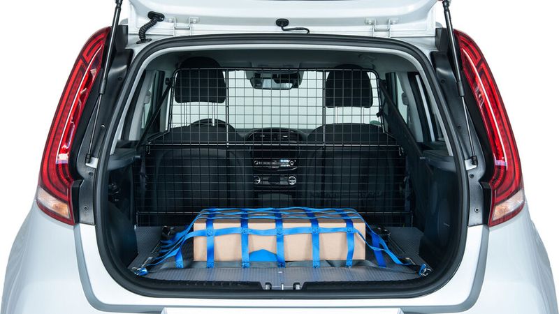 In den robusten Ladeboden des Umbau-Kits sind Aluschienen eingelassen, die zusammen mit Verzurrösen eine flexible Fixierung von Ladegut erlauben. (Bild: Kia)