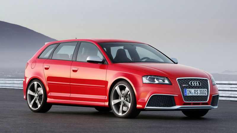 30 Jahre nach der Präsentation des ersten Fünfzylinder-Benziners mit Turboaufladung stellt Audi auf dem Automobilsalon in Genf wieder ein Modell mit Fünfzylinder-Ottomotor und Abgas-Turboaufladung vor: den TT RS. Aus 2.480 cm3 schöpft das Aggregat 250 kW (340 PS) bei 6.500 Umdrehungen pro Minute und 450 Newtonmeter bei 5.300 Touren. Dieser Motor kommt ab 2011 auch im RS 3 Sportback zum Einsatz sowie ab 2014 im überarbeiteten RS Q3.Im TT RS plus ab 2012 leistet der Motor 265 kW (360 PS) bei 6.700 Umdrehungen pro Minute und entfaltet 465 Newtonmeter Drehmoment bei 5.400 Touren. (Bild: AUDI AG)