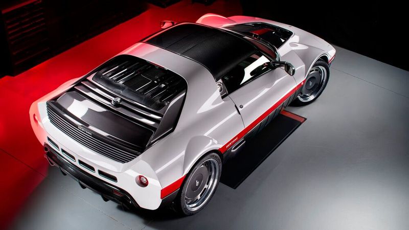 Als Barchetta ist der Runabout vollständig offen ausgelegt, alternativ steht eine Targa-Version mit herausnehmbarem Carbon-Dachelement zur Wahl, das die Keilsilhouette erhält und zugleich Wetterschutz bietet. (Bild: Bertone)