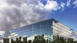 Bei Gebäuden mit großen Glasfronten ermöglicht die Ausstattung mit elektro- oder thermochromen Fenstern Energieeeinsparungen von bis zu 70 Prozent bei Heizung und Kühlung. (Bild: Fraunhofer)