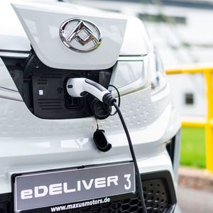 Die Klappe ist gut positioniert, aber ein wenig hakelig in der Bedienung.(Bild:  Maxus)