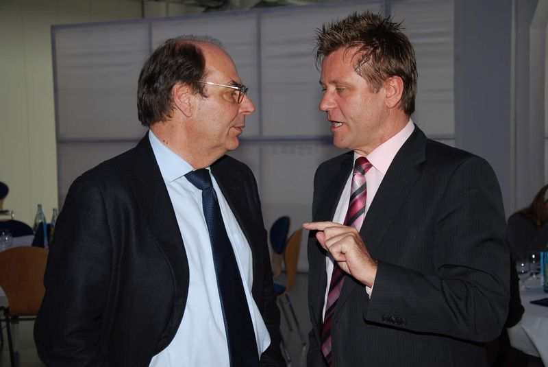 ZDK-Vizepräsident Wilhelm Hülsdonk (r.) im Gespräch mit Vogel-Automedien-Geschäftsführer Ernst Haack. (Archiv: Vogel Business Media)