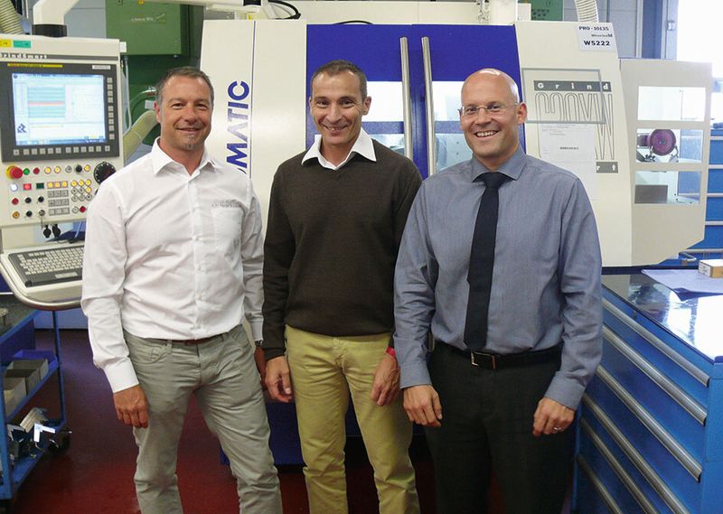 Markus Vonlanthen (Verkaufsberater A. H. Meyer & Cie AG ), Gianfranco Rusca (Produktionsleiter Mikron Tool SA Agno) und Ken Bausch (Exportleiter oelheld GmbH Stuttgart) arbeiteten bei der Umstellung auf das neue Schleiföl eng zusammen. (Bild: Mikron Tool)