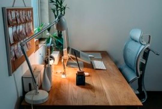 Arbeitgeber*innen und Beschäftigte sollten jetzt darauf achten, die Arbeitsplätze ergonomisch so einzurichten, dass längeres Arbeiten ohne gesundheitliche Beeinträchtigungen möglich ist. Arbeitgeber*innen und Beschäftigte sollten jetzt darauf achten, die Arbeitsplätze ergonomisch so einzurichten, dass längeres Arbeiten ohne gesundheitliche Beeinträchtigungen möglich ist.