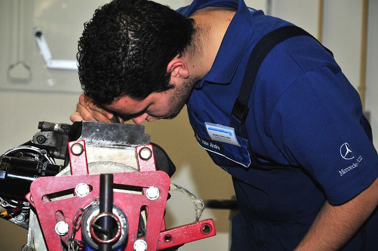 Der einzige Luxemburger im Teilnehmerfeld war André Vielra-Vala. Er überprüft hier die Maße in einem Motor. (Foto: Schmidt)