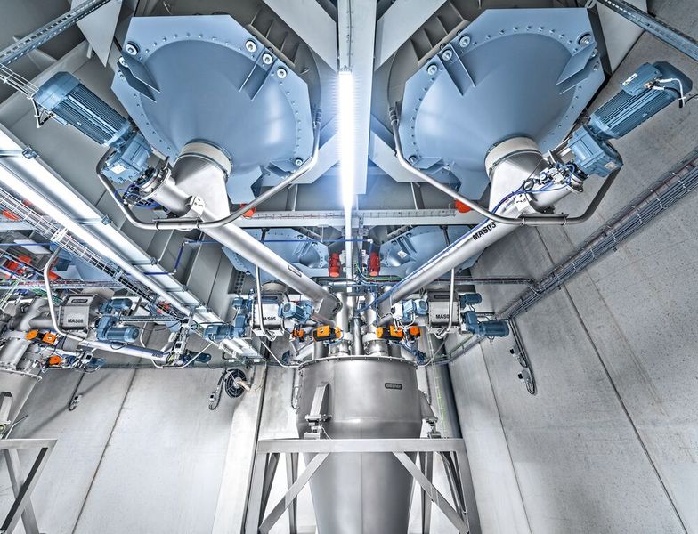 Vollautomatisierte Produktionsanlage für Vitamin- und Mineralstoffmischungen. (Bild: Daxner)