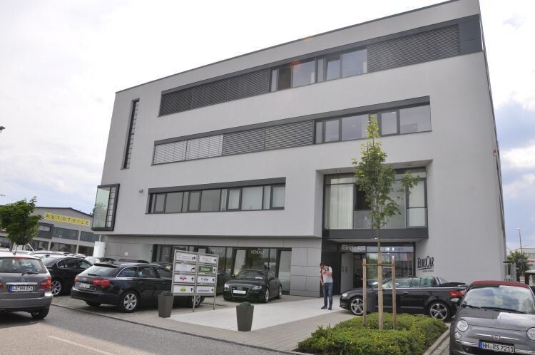 An prominenter Stelle in Landshut wartet das Autohaus auf seine Kunden. (Foto: Richter)
