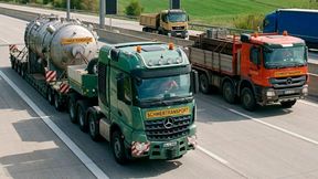 Die Autobahnen in einigen Bundesländern sind seit der Aufhebung des Sonntagsfahrverbots voller mit Lkw als sonst, damit das Problem mit dem Niedrigwasser in Deutschlands Flüssen nicht zu Versorgungsengpässen führt. Doch es gibt auch Stimmen, die sagen, dass das nicht viel nützt ... (Bild: KI-generiert)