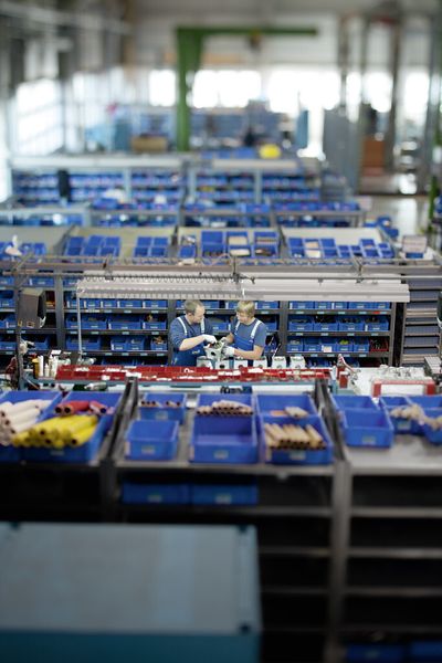 Am Standort Kissing verfügt Columbus McKinnon über eine Produktionsfläche von rund 3.200 qm. Hier werden Antriebstechnik-Produkte der Marke Pfaff-silberblau hergestellt, darunter Spindelhubelemente der Baureihen SHE, HSE und SHG sowie Kegelradgetriebe KRG und Linearantriebe vom Typ ELA. Im Bild: Montagearbeitsplätze Antriebstechnik. (Bild: Columbus McKinnon)