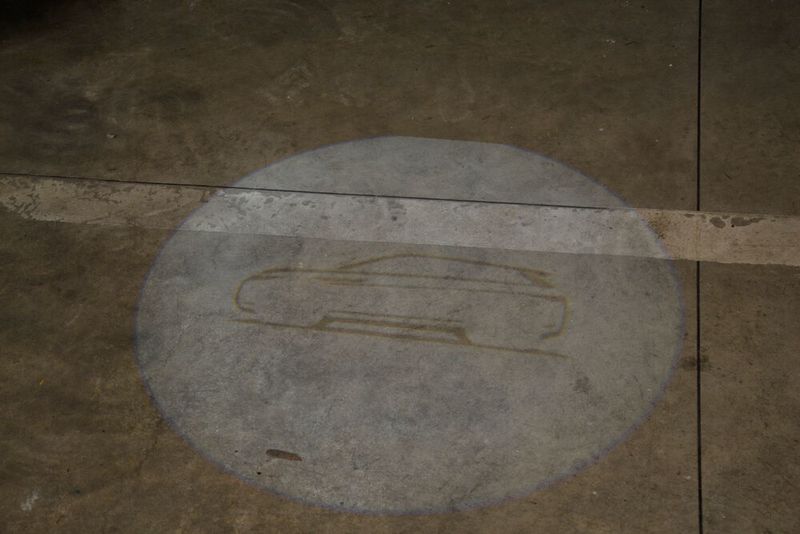Selbstverständlich wird die Fahrzeug-Silhouette auf den Garagenboden projiziert.  (Michel/»kfz-betrieb«)