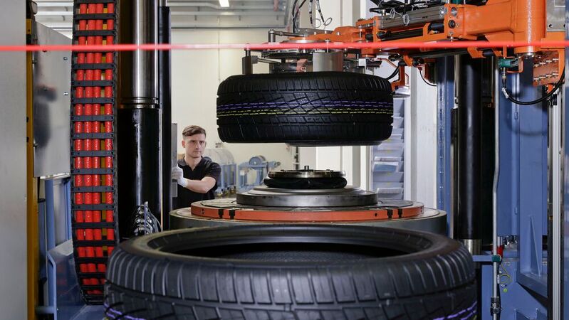 Reifenproduktion bei Continental: Bis 2050 sollen alle Werkstoffe aus nachhaltigen Quellen kommen.