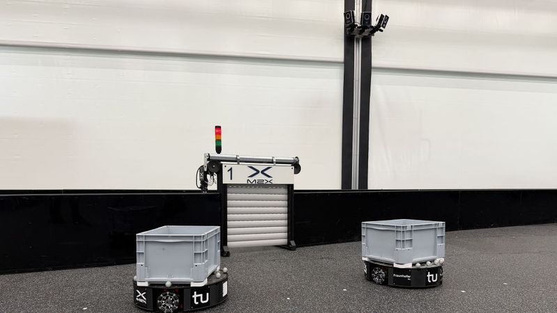 Wie können mobile Roboter künftig einfacher mit Toren, Aufzügen oder Ladestationen kommunizieren? (Bild:  Sven Franke, TU Dortmund)