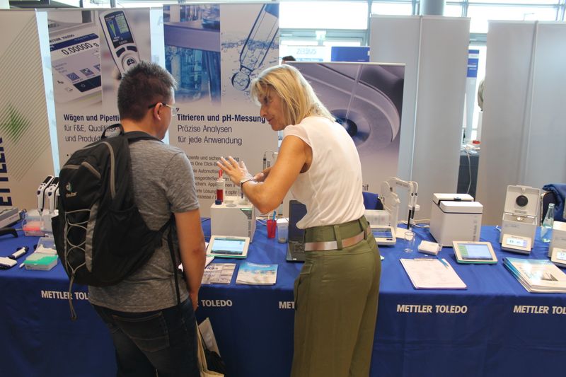 Impressionen der Lab-Supply Dresden vom 28. August 2019  Im Internationalen Congress Center des Maritim Hotels Dresden fanden sich zahlreiche Besucher ein, um mit den Ausstellern von Labortechnik und Verbrauchsmaterial ins Gespräch zu kommen. Impressionen vom Messetag sowie einige Besucherstimmen finden Sie in dieser Bildergalerie. Die nächste Lab-Supply ist am 25. September 2019 in Münster. Weitere Infos zu den kommenden Lab-Supply-Messen finden Sie auf www.lab-supply.info.   Lese-Empfehlung: Nachbericht zum erfolgreichen Auftakt der Lab-Supply in Wien. (Bild: LABORPRAXIS, C. Lüttmann)