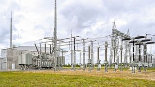 Das Stromnetz muss trotz der Integration von wetterabhängigen erneuerbaren Energien seine Verbraucher sicher mit Elektrizität beliefern. Doch sehr häufig müssen die Versorger Eingreifen, um das zu gewährleisten. In Zukunft können aber neue Gaskraftwerke für Ausgleich sorgen. (Bild: Tennet Germany)