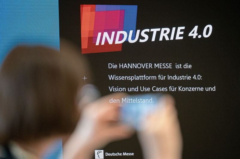Neben Industrie 4.0 nennt Dr. Jochen Köckler vier weitere Megatrends der Industrie: CO2 neutrale Produktion, Künstliche Intelligenz und Machine Learning, Energiemanagement und die Wasserstofftechnologie. (Bild: VDMA/Deutsche Messe AG)