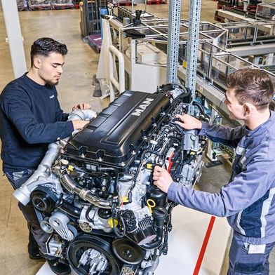 Der hocheffiziente neue 13-Liter-Dieselmotor MAN D30 soll die letzte Generation des Dieselmotors aus Nürnberg sein. Parallel dazu ist die Batteriefertigung am Standort Nürnberg angelaufen. (Bild: MAN)