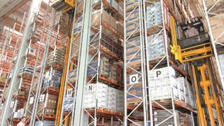 Das Zentrallager ist in vier Bereiche aufgeteilt. Der Fachbodenbereich mit 44.000 Stellplätzen und 13 Gassen wird als reines Kommissionierlager genutzt. (Bild: Duttenhofer)