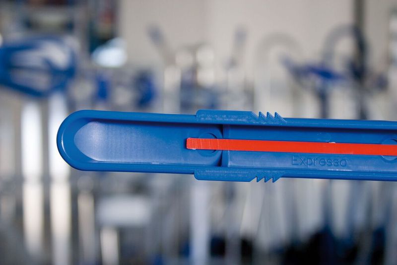 Qualität im Detail! Abgenutzte Rutschkufen einer Expresso-Sackkarre sind wegen eines Klammersystems einfach wechselbar. Und den richtigen Zeitpunkt dafür zeigt der rote Indikationsstreifen der integrierten Verschleißanzeige an.  (Bild: Expresso)