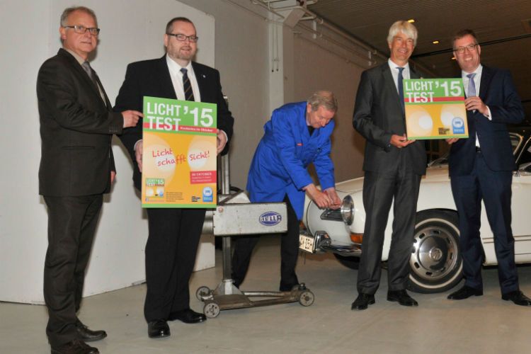 Rolf-Dieter Fröhling (li.), Präsident, und Frank Ihle (2. v. li.), Landespressesprecher des Kfz-Gewerbes Schleswig-Holstein, sowie Frank Nägele (2. v. re.), Staatssekretär Schleswig-Holstein, und Jan-Nikolas Sontag (re.), Geschäftsführer Kfz-Gewerbe Schleswig-Holstein. (Foto: Zietz)