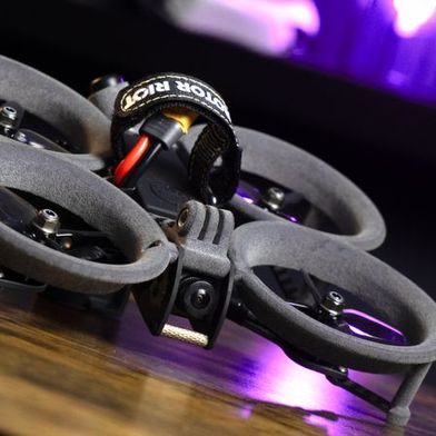 Rotor Riot SkyLite FPV-Drohne ausgestattet mit MJF produzierten Teilen. (Bild: Unusual Machines)