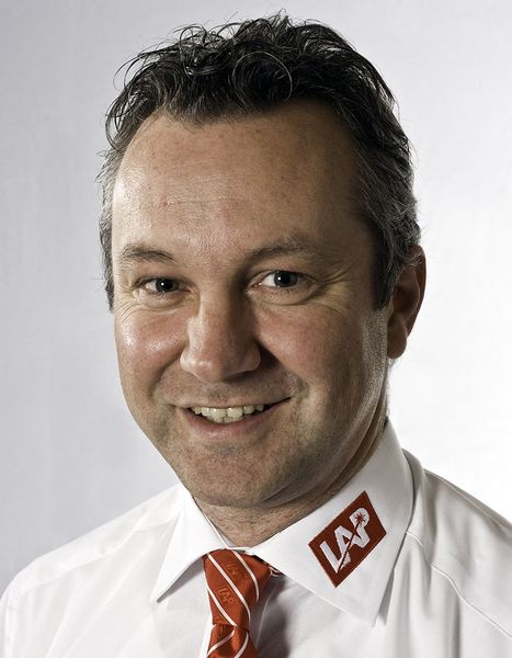 Laut Martin Hegemann, zuständig für den Vertrieb Holzindustrie bei LAP, stoßen gerade bei gebogenen Profilen die herkömmlichen Bearbeitungs-Methoden an ihre Grenzen. Daher setzt die Holzbearbeitungsindustrie immer häufiger LAP Lasertechnik zur Optimierung der Fertigungsprozesse ein und für Qualitätskontrollen nach den Bearbeitungsprozessen.  (Bild: LAP)